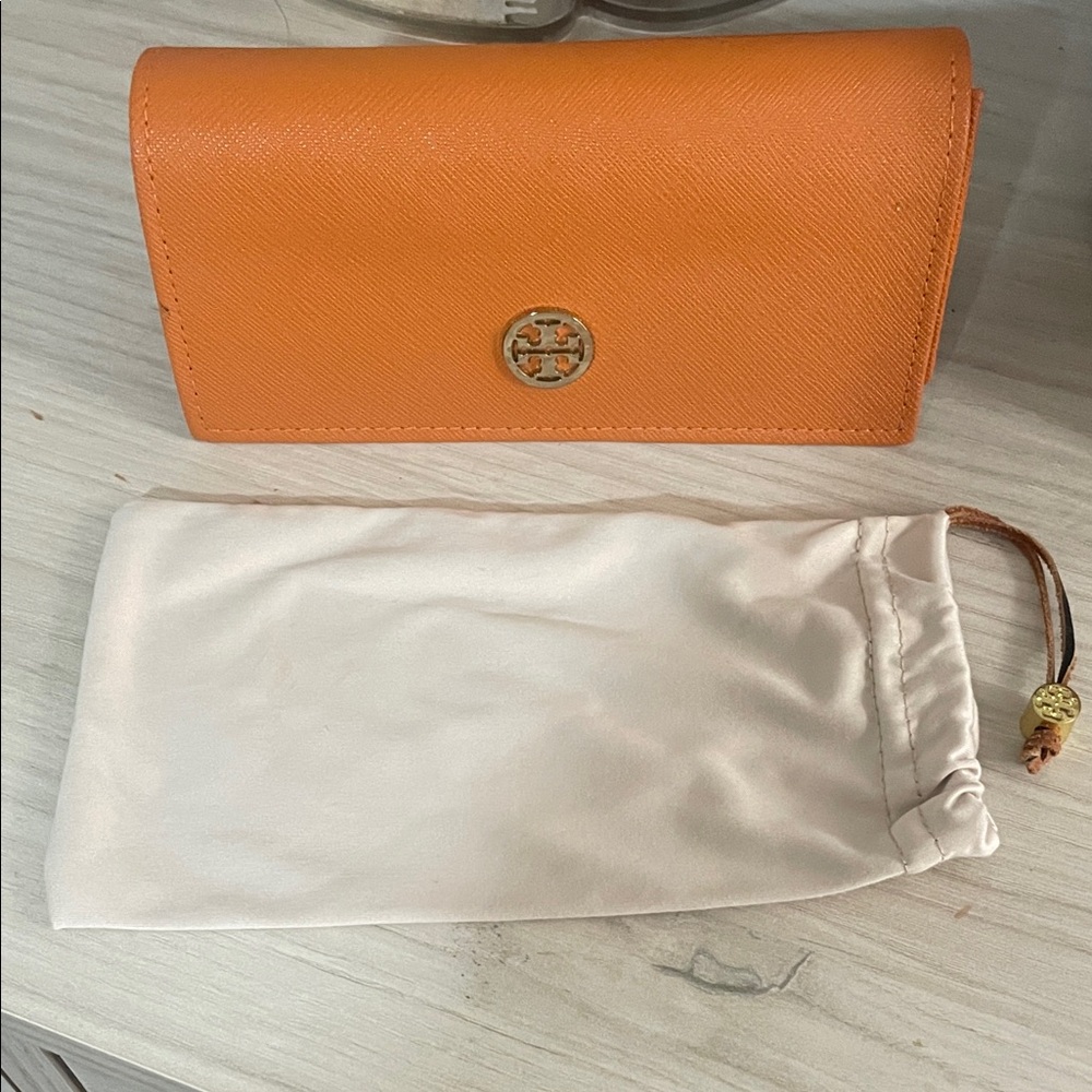 Tory Burch sunglasses case with cloth sunglass pouch. Excellent condition!